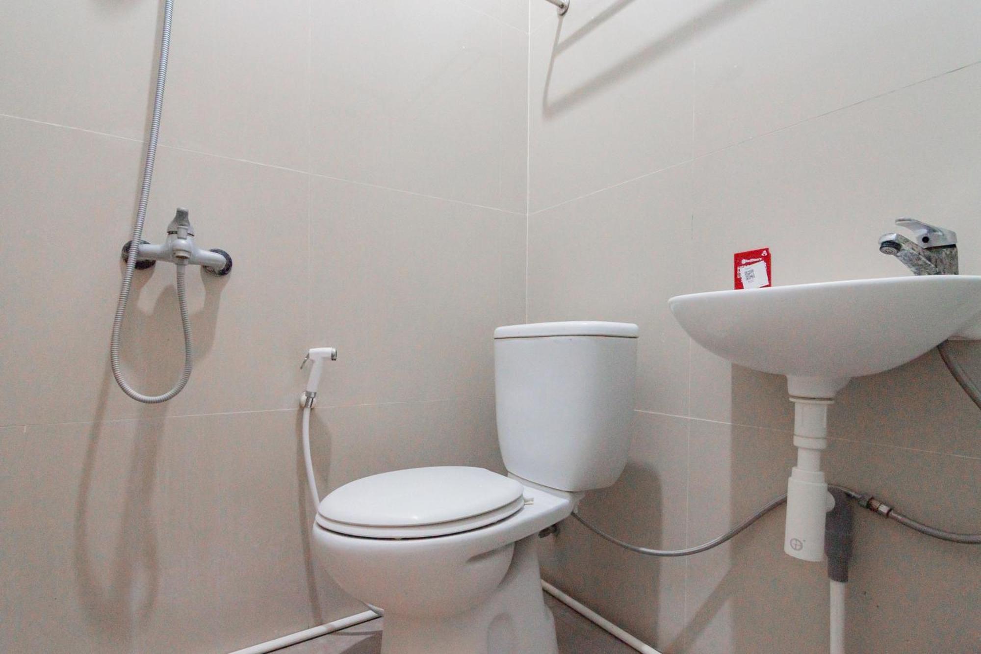 Reddoorz Plus Syariah @ Tuparev Cirebon 3 Room photo